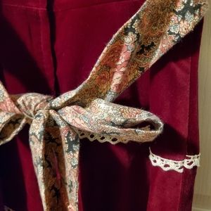 🔴 Rare find: stunning vintage red velvet midi dress, floral trim, white lace